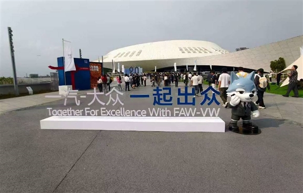 人们愿意相信张雪20年的逆袭却不相信一个35年车企能在混动翻身