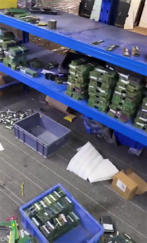 这画面绝望!黄牛高价囤了一屋子内存条:直呼“完蛋了砸手里了”