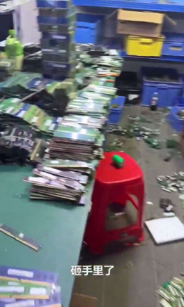 这画面绝望!黄牛高价囤了一屋子内存条:直呼“完蛋了砸手里了”
