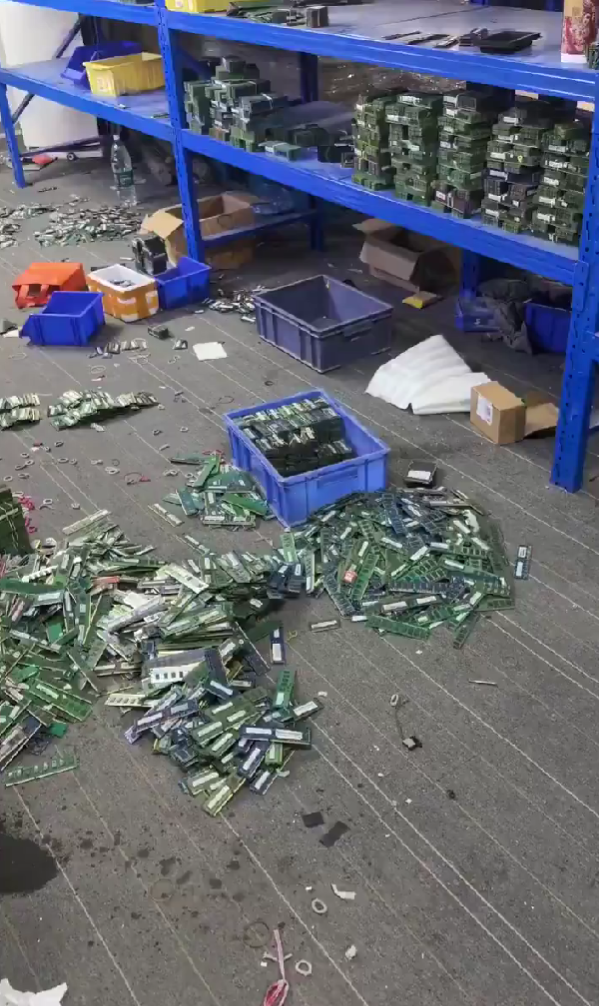 这画面绝望!黄牛高价囤了一屋子内存条:直呼“完蛋了砸手里了”