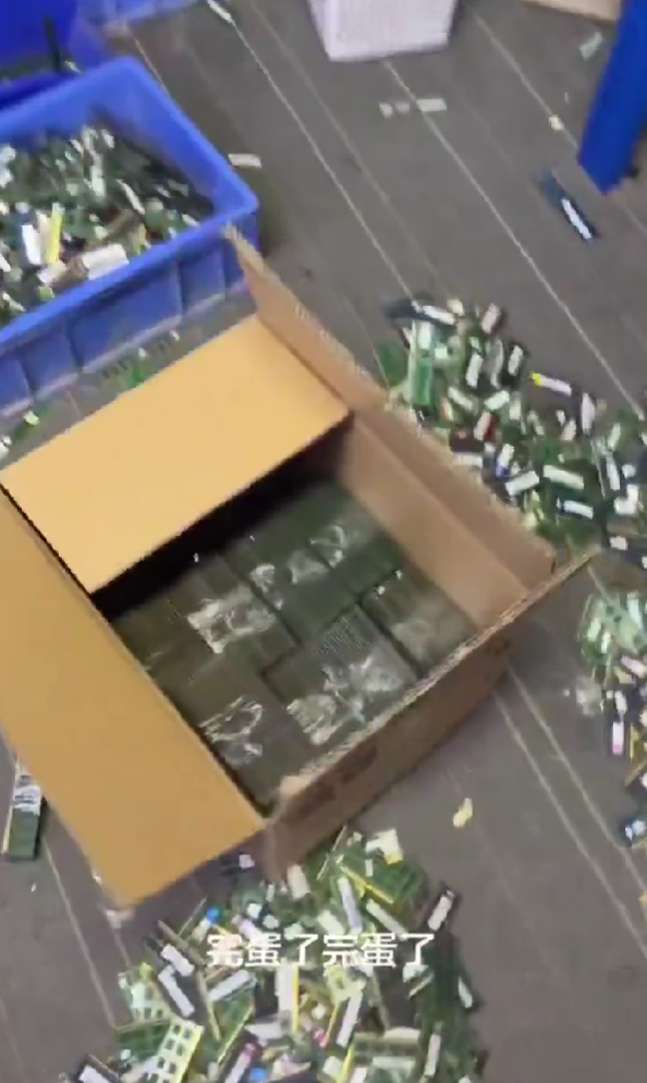 这画面绝望!黄牛高价囤了一屋子内存条:直呼“完蛋了砸手里了”