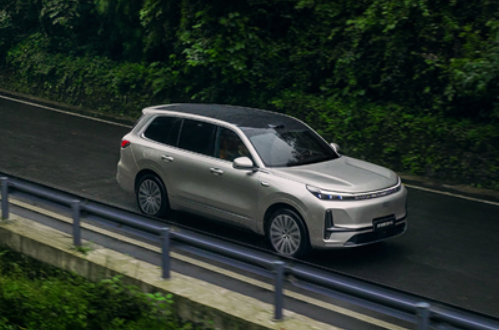 首次!美国知名汽车网测试中国车:吉利银河M9让美企直呼担忧