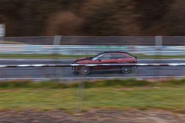 雷军又造了个千匹怪兽!小米YU7GT无伪装实车首次亮相:全新红色外观刹车卡钳巨大