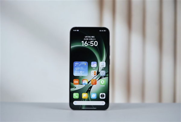 魏思琪换上新机!REDMIK90至尊版来了小米首款风冷旗舰