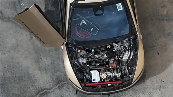 前驱实锤!特斯拉Cybercab机舱曝光:无前备箱内置超大储液罐