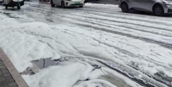 广州一电车街头撞围栏后起火燃烧!现场浓烟冲天当地回应