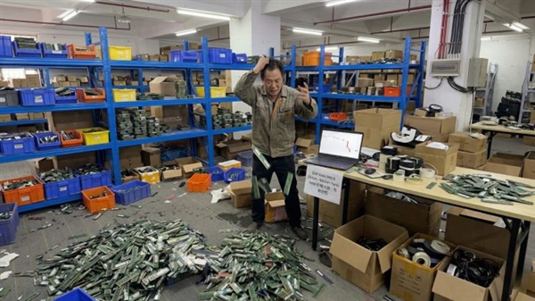这画面绝望!黄牛高价囤了一屋子内存条:直呼“完蛋了砸手里了”