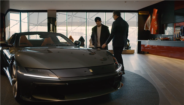 周杰伦现身意大利摩德纳定制专属法拉利V12超级跑车