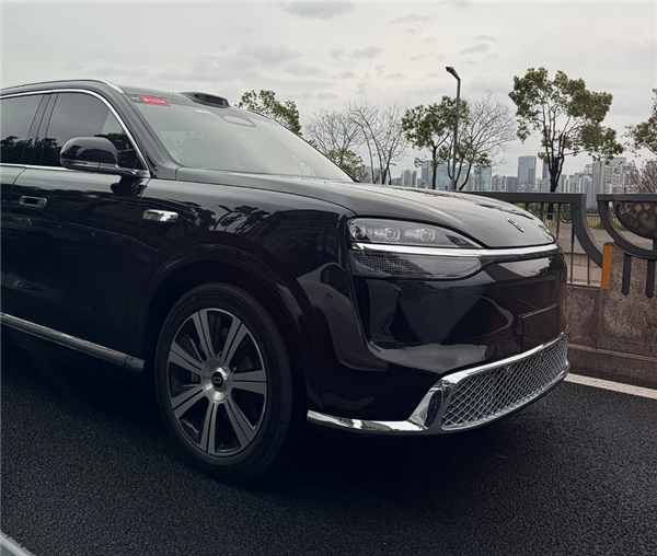 电池容量暴增新款问界M9实车曝光:比老款硬朗太多