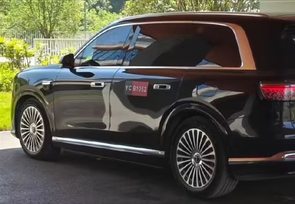 电池容量暴增新款问界M9实车曝光:比老款硬朗太多