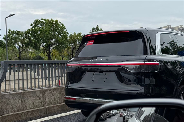 电池容量暴增新款问界M9实车曝光:比老款硬朗太多