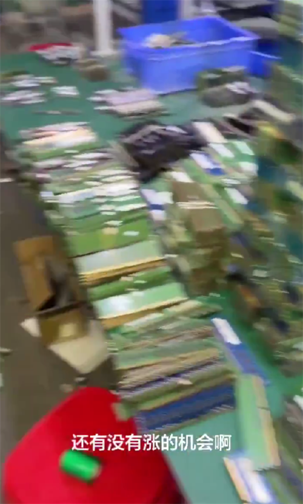 这画面绝望!黄牛高价囤了一屋子内存条:直呼“完蛋了砸手里了”