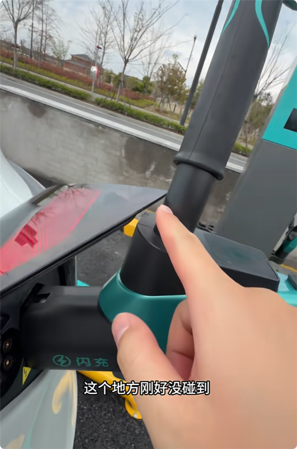 特斯拉车主吐槽比亚迪闪充桩引热议网友:蹭饭还骂不合口味