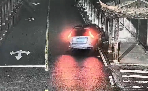 女子驾车坠河致5死引热议家属发声:她已有十几年驾龄