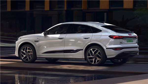 价格大幅下调拼了!新款奥迪Q6Le-tron家族上市:限时26.98万起