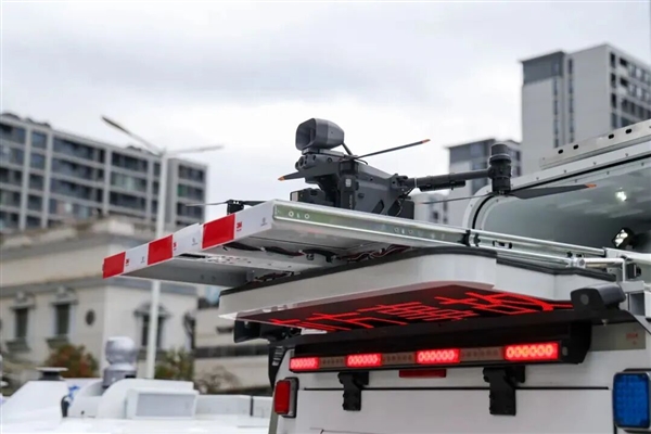 智能警用无人车问世:高速公路自动巡逻主动发现异常