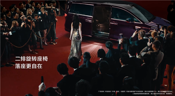 首发智能交互式侧门光毯刘亦菲体验鸿蒙智行智界V9:挥手能关门