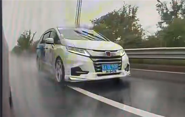 小米女车主遭恶意别车:蛇形走位不解气直接逆行撞车