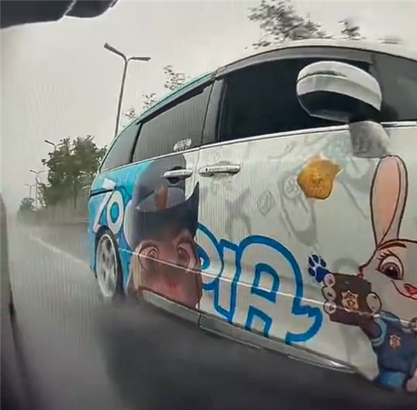 小米女车主遭恶意别车:蛇形走位不解气直接逆行撞车