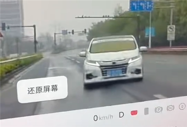 小米女车主遭恶意别车:蛇形走位不解气直接逆行撞车