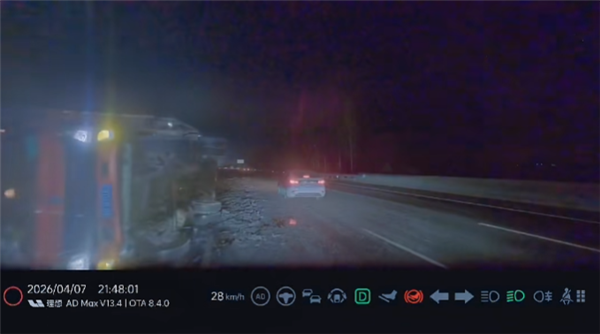 夜间高速货车侧翻在超车道开灯也看不清!理想AEB救下车主一命