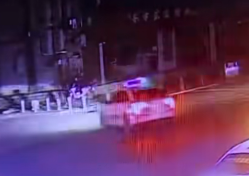 醉驾车被警车追击途中撞上电动车致其身亡家属要求交警担责