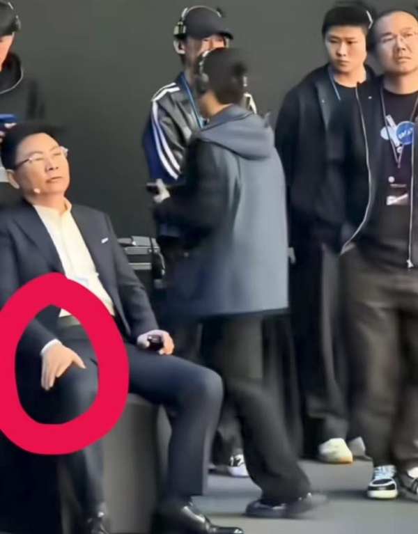 发布会坐姿被质疑耍大牌张雪力挺余承东:他很男人