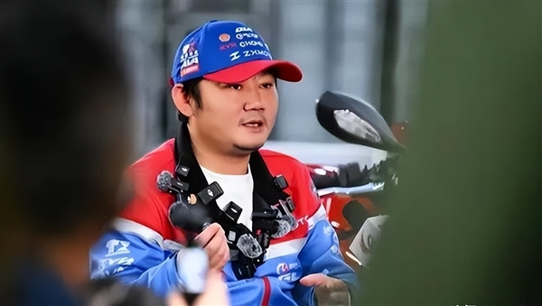 发布会坐姿被质疑耍大牌张雪力挺余承东:他很男人