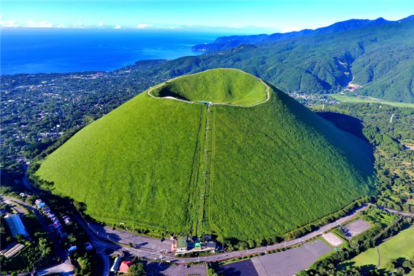 日本这座山不允许长树每年都要烧一次!游客可付费体验