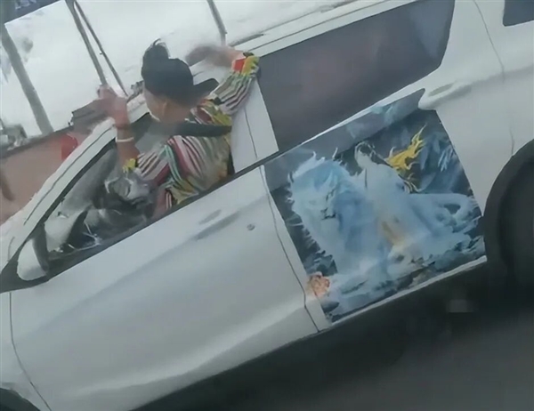 女子开车半个身子探出窗外吓坏旁车!交警回应称该女子存精神异常