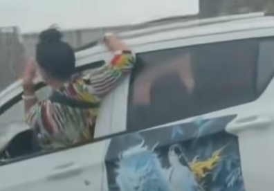 女子开车半个身子探出窗外吓坏旁车!交警回应称该女子存精神异常