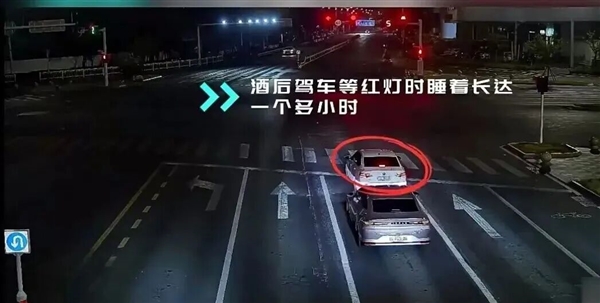 男子凌晨在路口等红灯睡了一个多小时路人报警