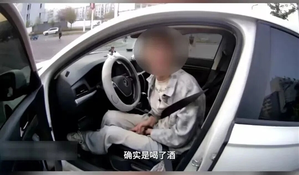男子凌晨在路口等红灯睡了一个多小时路人报警