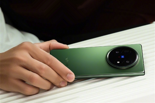 蓝厂最强折叠屏来了!vivoXFold6搭载天玑9500:天玑折叠同档罕见