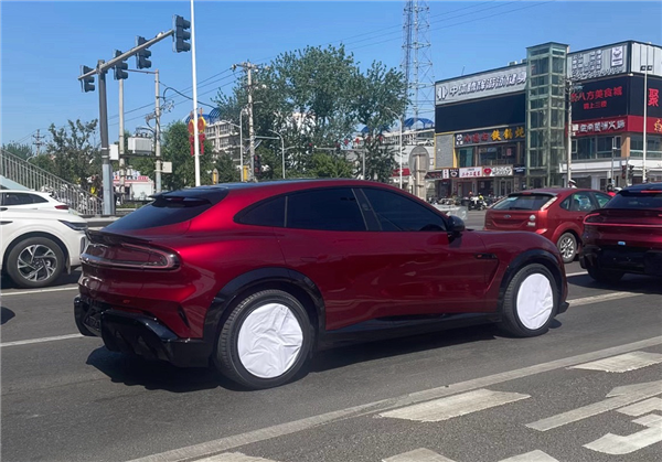千匹马力、续航超700km!车厘子红小米YU7GT实车曝光