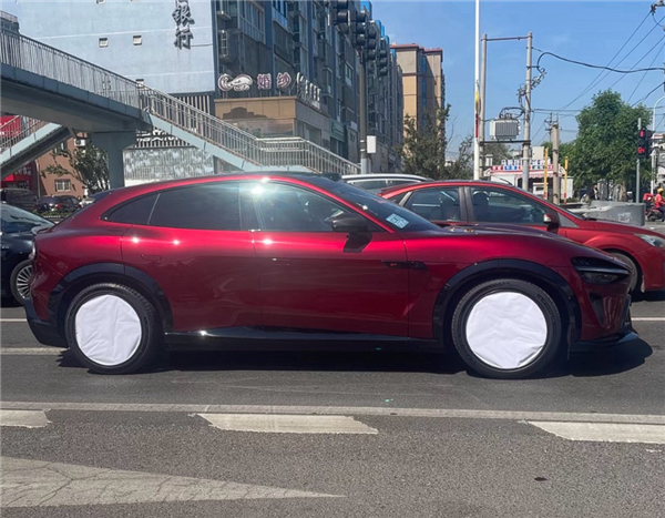 千匹马力、续航超700km!车厘子红小米YU7GT实车曝光