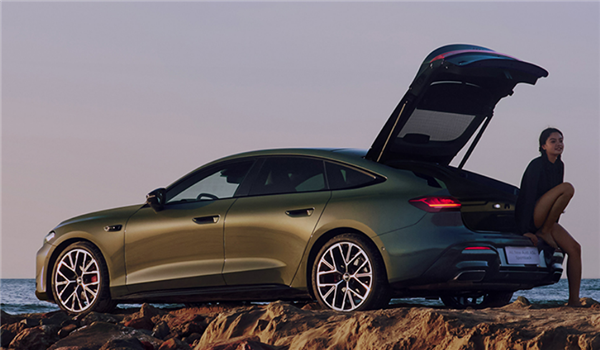 华为智驾+三联屏杀入B级战场!新款奥迪A5LSportback上市:27.99万起