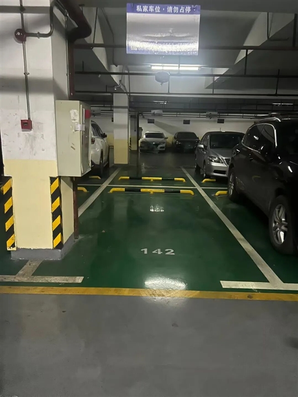 停不进车位这个锅凭什么让车主背?