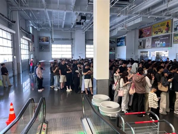 7172元拿下iPhone17Pro!杭州门店数百人排队直接抢断货