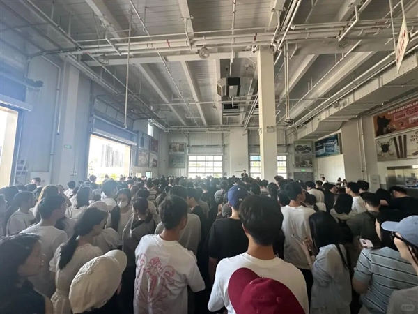 7172元拿下iPhone17Pro!杭州门店数百人排队直接抢断货