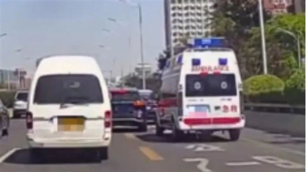 救护车、私家车因路怒互相别挡!警方:双方寻衅滋事均被罚