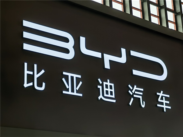 孙华军回应比亚迪电池技术单一质疑:多路线同步研发不局限磷酸铁锂