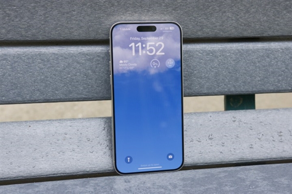 翻车不断!iPhone17Pro铝合金掉漆门频发:苹果计划重回钛金属
