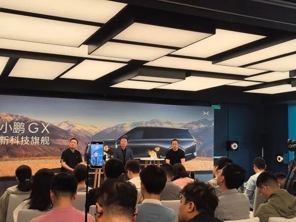 特斯拉FSD杀进中国小鹏第一个迎战:欢迎高水平对决