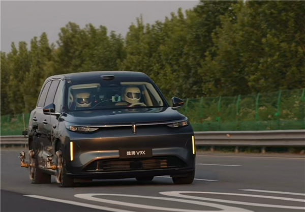 CEO上阵亲测!魏牌V9X221.8km/h双轮同步爆胎挑战成功:创下全球纪录