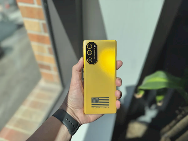 特朗普手机图赏:质感俗气被吐槽像尿液黄