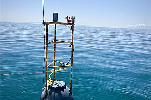 我国内陆最大咸水湖青海湖上新浮标:可观测水温、盐度等数据