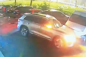 男子无证醉驾出事故被索赔8000元:嫌要价太高报警请评理