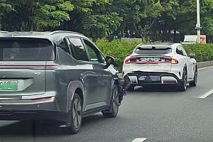 小米YU7上市后首撞:被后车追尾