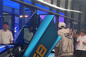 黄子韬开价值1000多万兰博基尼跑车下班:佩戴手表比车贵